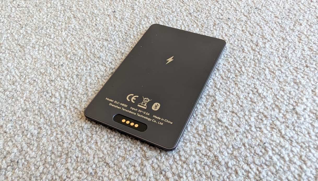 Retro di Honor Choice AI Note con connettore di ricarica magnetico, simbolo wireless e certificazioni CE