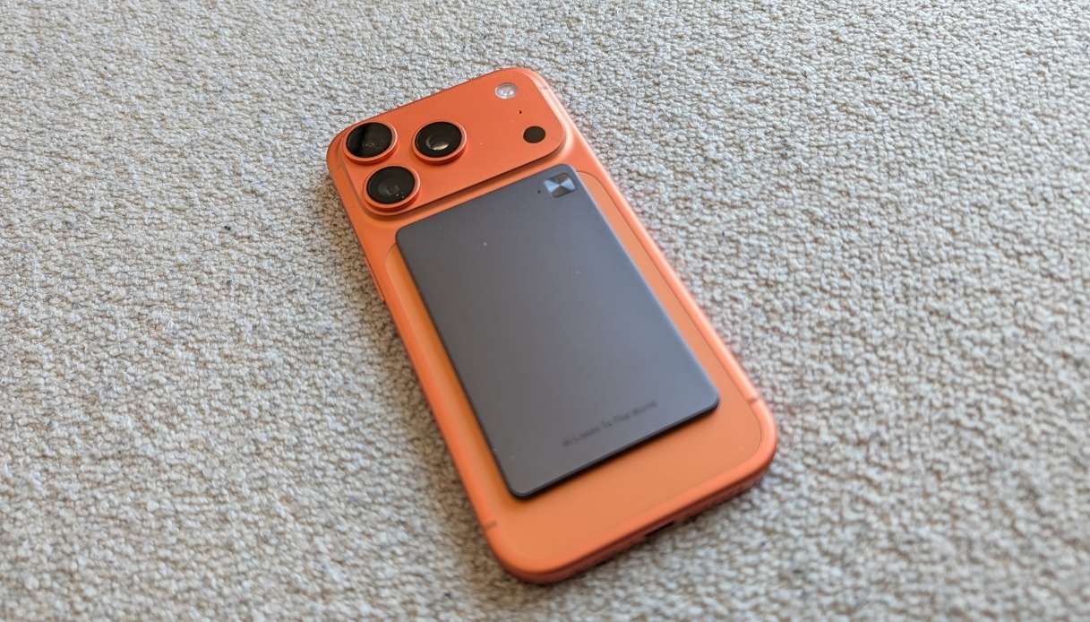 Honor Choice AI Note agganciato magneticamente sul retro di uno smartphone, vista dall'alto su superficie chiara