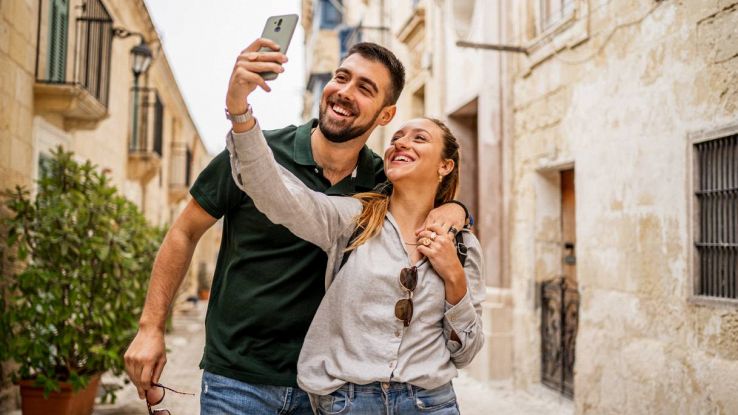 Una coppia usa lo smartphone a Malta