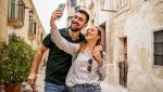 Una coppia usa lo smartphone a Malta