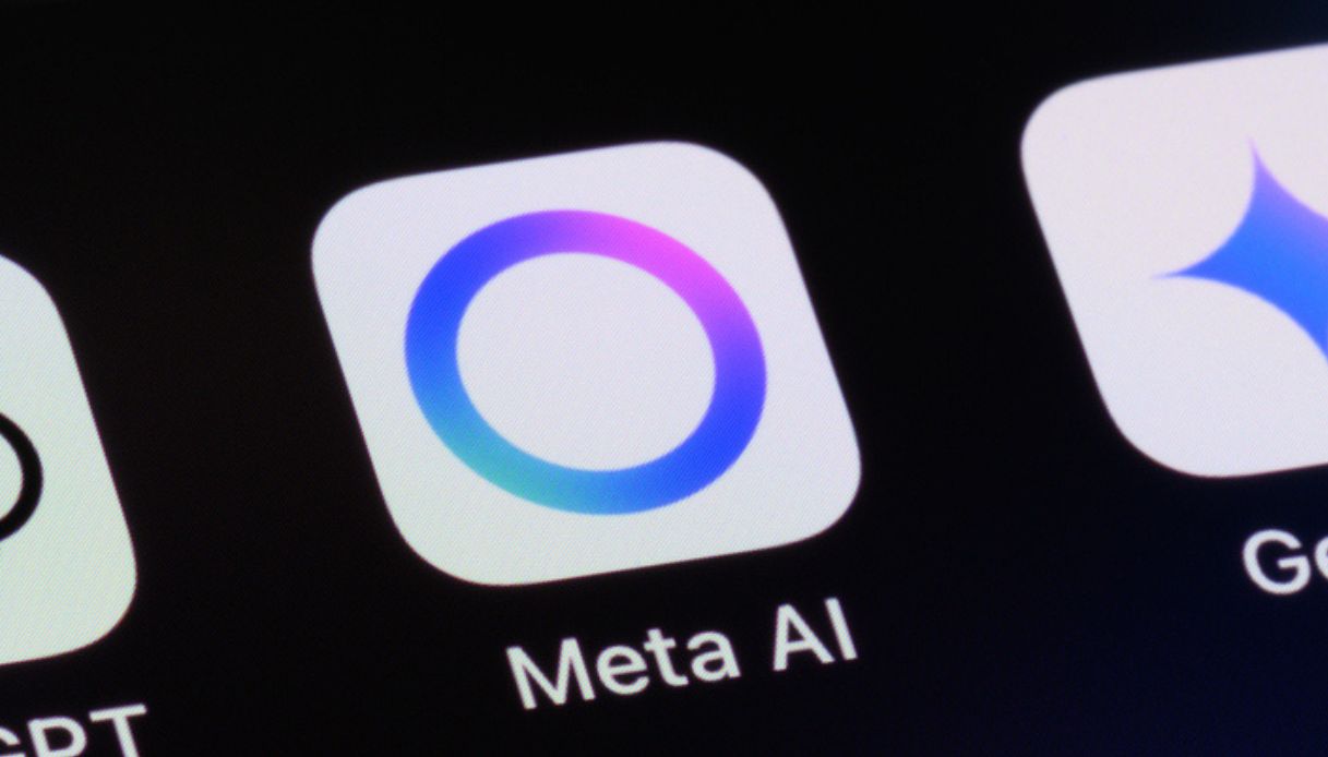 https://wips.plug.it/cips/tecnologia/cms/2026/05/meta-ai-ciondolo.jpg