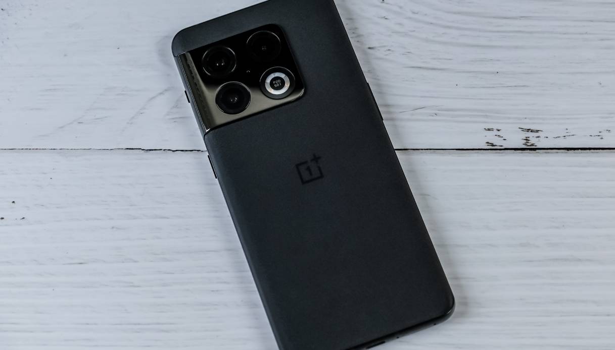 https://wips.plug.it/cips/tecnologia/cms/2026/05/oneplus.jpg
