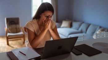 Una donna affronta una truffa al pc