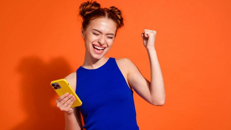 Una donna con uno smartphone