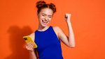 Una donna con uno smartphone