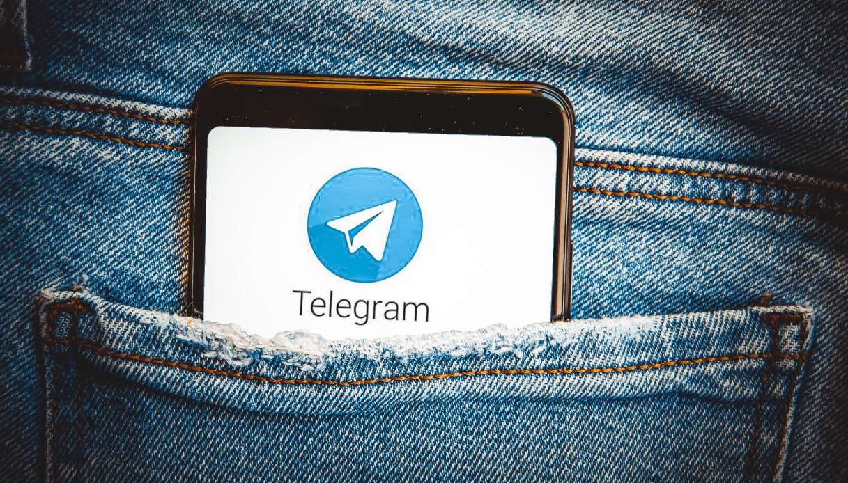 https://wips.plug.it/cips/tecnologia/cms/2026/05/smartphone-con-app-telegram-in-tasca-jeans.jpg