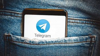 Tasca jeans con smartphone e app Telegram