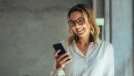 Una donna guarda lo smartphone