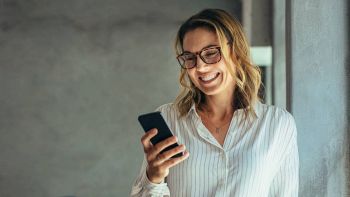 Una donna guarda lo smartphone
