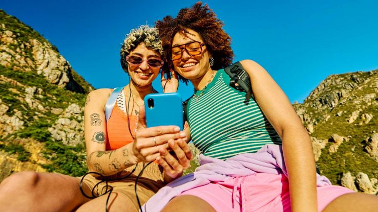 Due ragazze usano lo smartphone