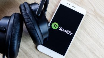 Spotify aggiunge il bollino "verificato" ai podcast per combattere quelli generati dall'IA