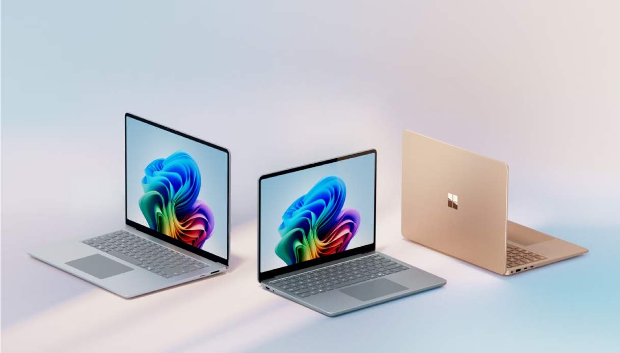 https://wips.plug.it/cips/tecnologia/cms/2026/05/surface-laptop.jpg