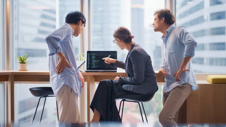 Tre persone al pc