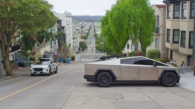 Tesla parcheggiata con strada cittadina