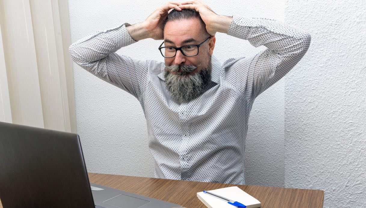 https://wips.plug.it/cips/tecnologia/cms/2026/05/uomo-disperato-internet-non-funziona.jpg