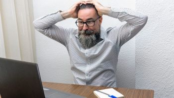 Internet non funziona uomo disperato