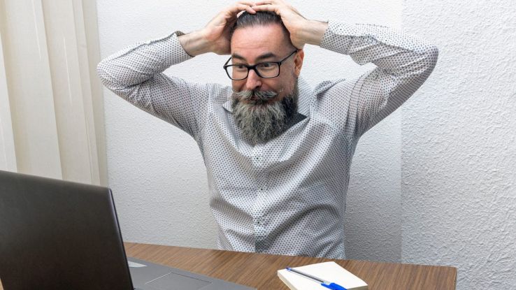 Internet non funziona uomo disperato