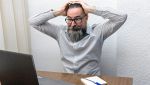 Internet non funziona uomo disperato