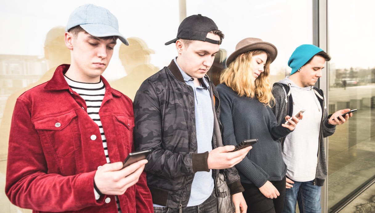 https://wips.plug.it/cips/tecnologia/cms/2026/06/adolescenti-guardano-i-loro-smartphone.jpg