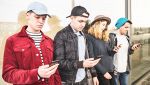 Gruppo di adolescenti con smartphone
