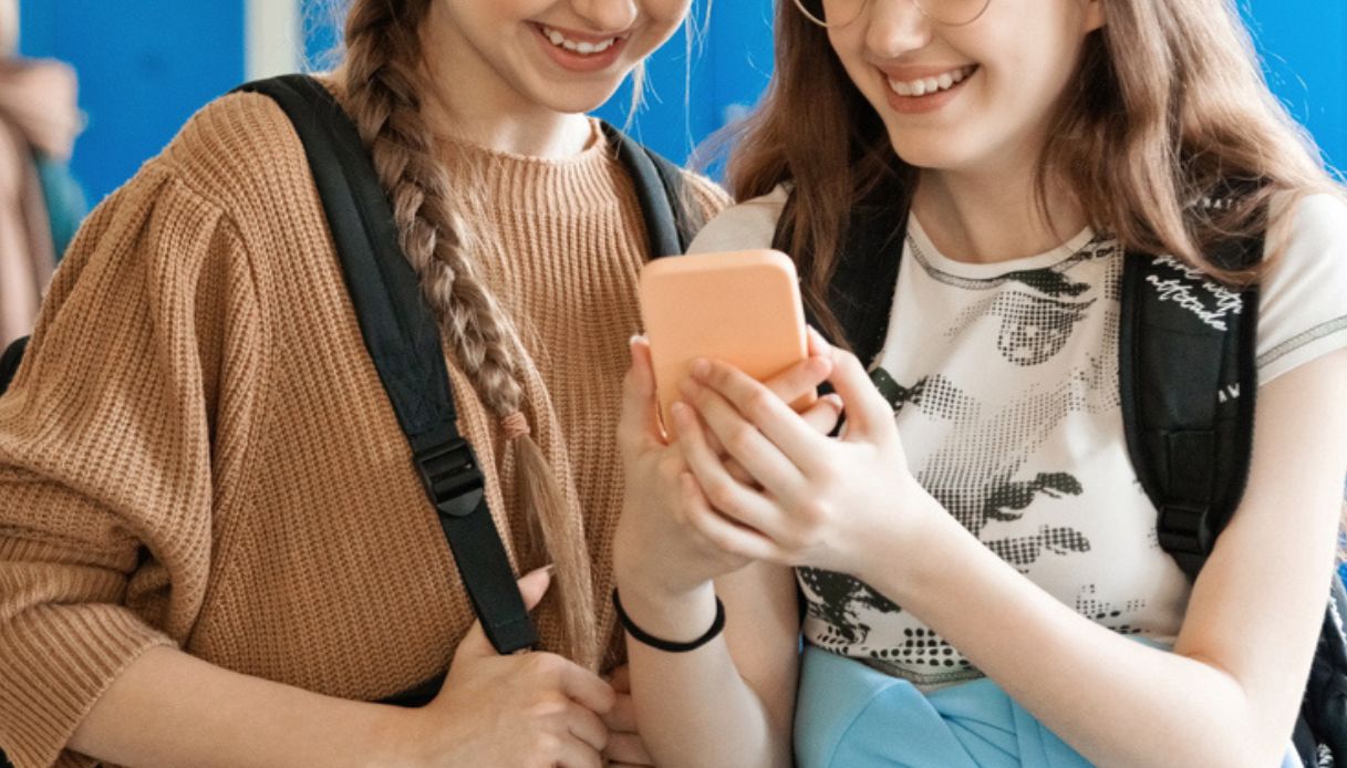 https://wips.plug.it/cips/tecnologia/cms/2026/06/adolescenti-stretta.jpg