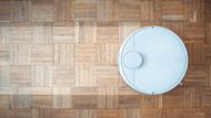 Un robot aspirapolvere in casa
