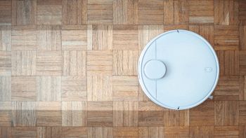 Un robot aspirapolvere in casa