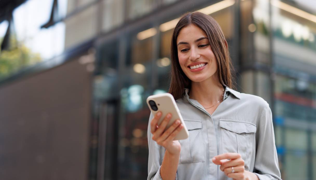 https://wips.plug.it/cips/tecnologia/cms/2026/06/donna-telefono.jpg