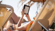 Un eBook reader in spiaggia
