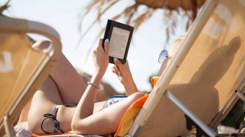 Un eBook reader in spiaggia