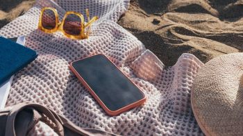 Uno smartphone in estate