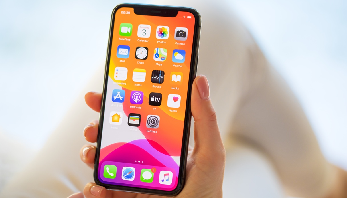 https://wips.plug.it/cips/tecnologia/cms/2026/06/iphone-1.jpg