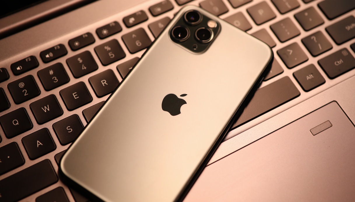 https://wips.plug.it/cips/tecnologia/cms/2026/06/iphone-poggiato-sopra-tastiera-mac.jpg