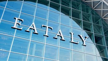 Grande vetrata con marchio Eataly