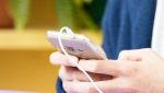Utente che usa smartphone