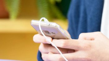 Utente che usa smartphone