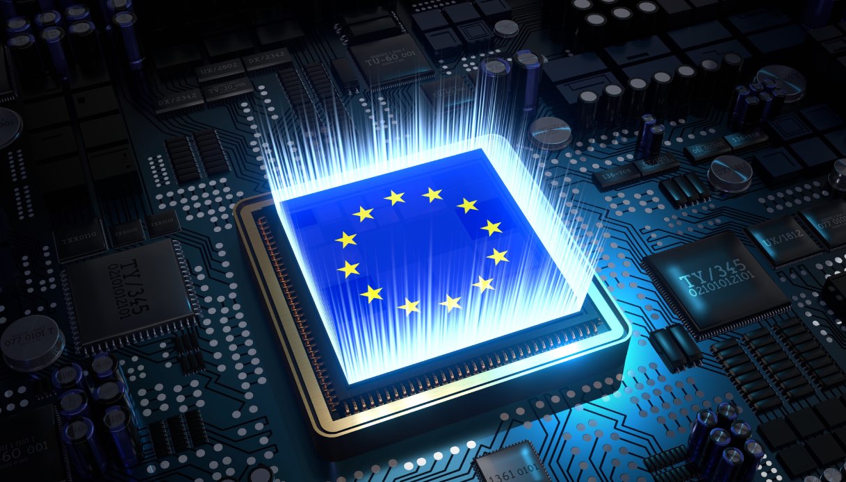 https://wips.plug.it/cips/tecnologia/cms/2026/06/microchip-e-bandiera-europa.jpg