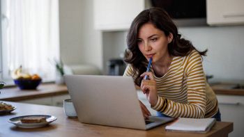 Una persona utilizza il PC per navigare online