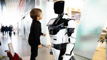 Robot e bambino