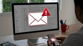 Monitor computer con icona mail e alert