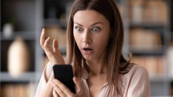 Una donna osserva lo smartphone