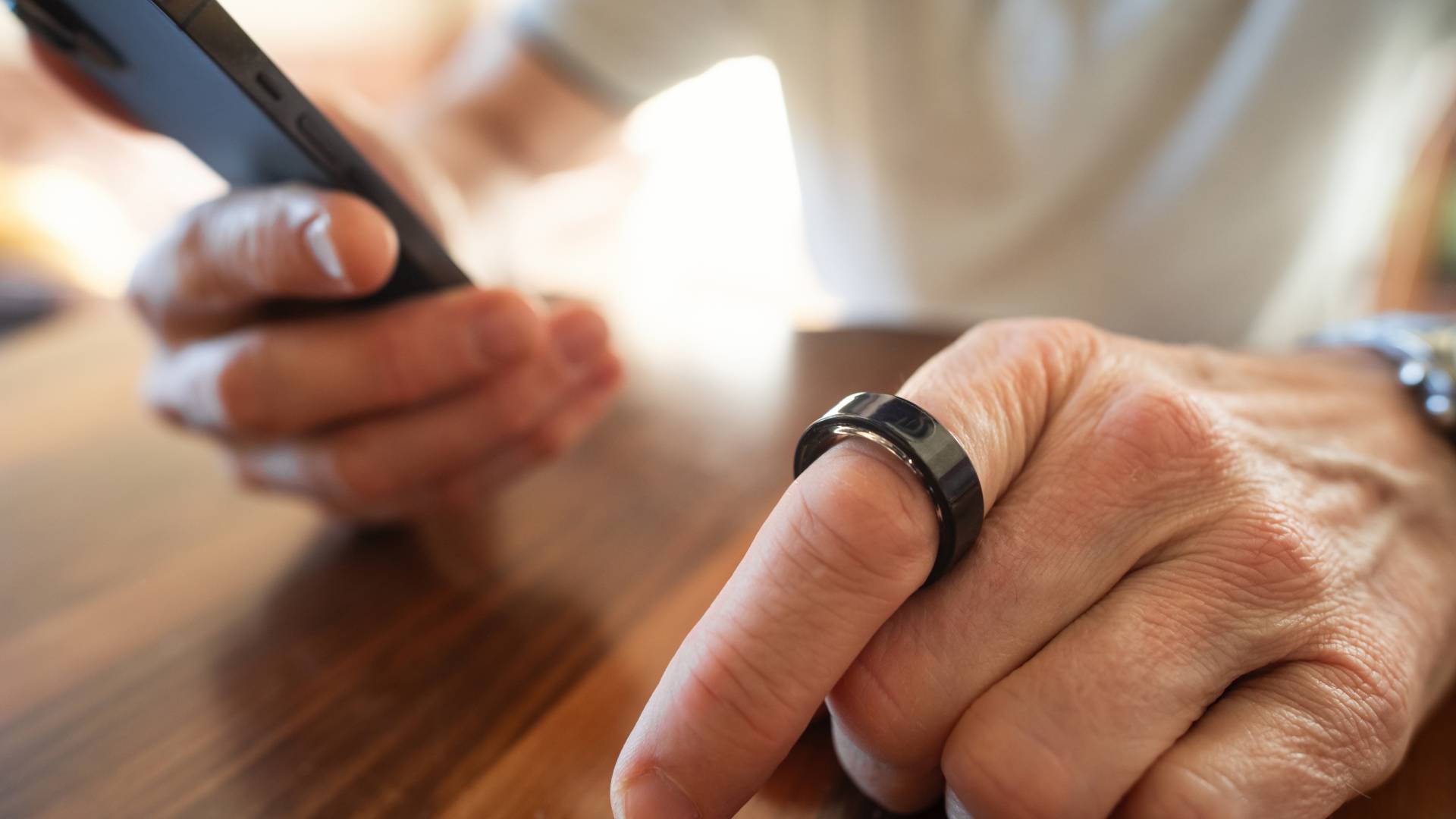 https://wips.plug.it/cips/tecnologia/cms/2026/06/smart-ring.jpg
