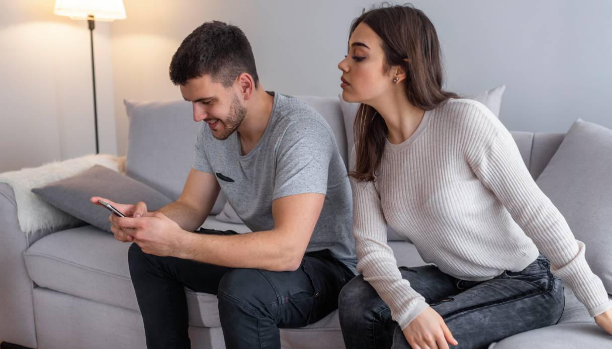 https://wips.plug.it/cips/tecnologia/cms/2026/06/smartphone-spy.jpg