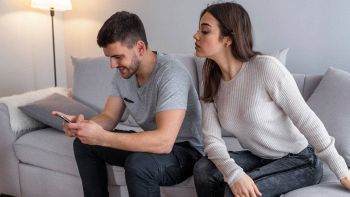 Una persona spia lo smartphone