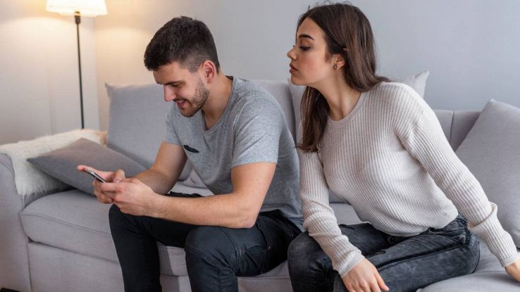 Una persona spia lo smartphone