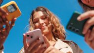 Tre persone utilizzano lo smartphone