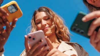 Tre persone utilizzano lo smartphone