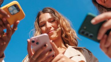 Tre persone utilizzano lo smartphone