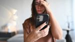 Una donna preoccupata allo smartphone