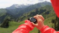 Uno smartwatch durante il trekking in montagna